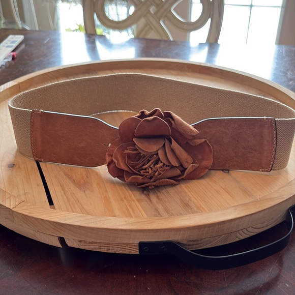 Banana Republic Accessories - Banana Republic women’s M/L elastic waist belt floral buckle